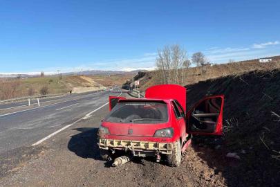 Yolda oluşan çukur kazaya neden oldu: 2 yaralı