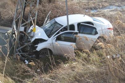 Yoldan çıkan otomobil direğe çarptı: 3 yaralı