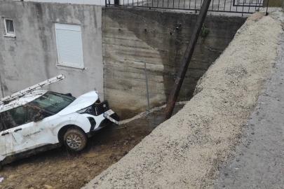 Yoldan çıkan otomobil tarlaya girdi