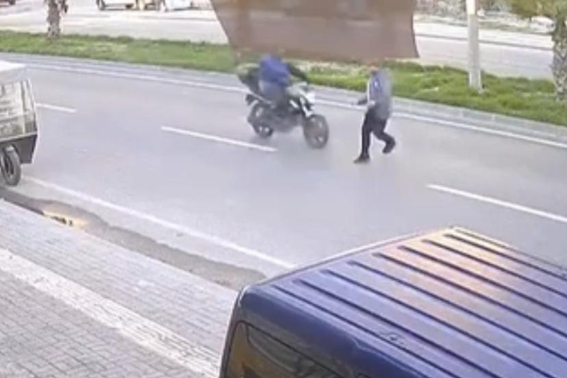 Yolun karşısına geçerken motosikletin çarptığı bir kişi yaralandı