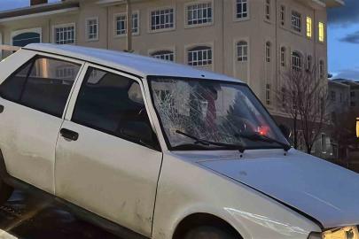 Yolun karşısına geçerken otomobilin çarptığı kadın ağır yaralandı: Kaza anı kamerda