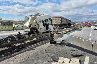 Yönlendirme tabelasına çarpan tırın ön kabini koptu: 1 yaralı
