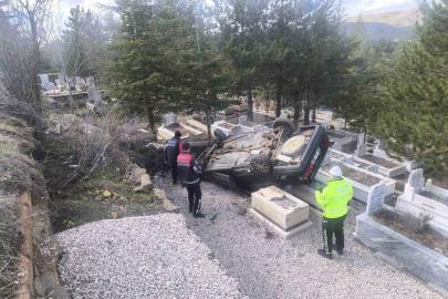 Yozgat’ta otomobil mezarlığa uçtu: 2 yaralı