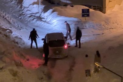 Yüksekova’da kar yağışı: Araçlar imece usulü kurtarıldı