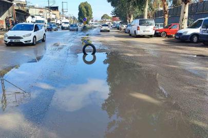 Yüreğir’de yol isyanı: Belediye çukuru kapatmayınca vatandaş lastikle önlem aldı