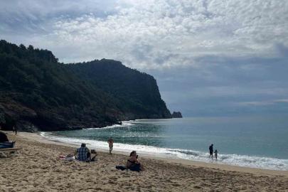 Yurt genelinde kar, Alanya’da yazdan kalma günler