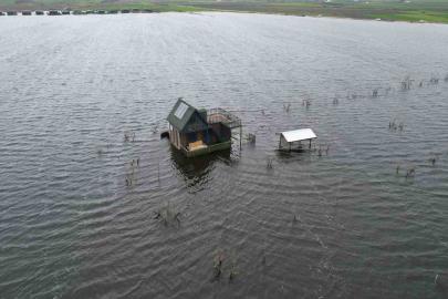 Yüzen evler...Ulubat Gölü taştı, felaket havadan görüntülendi