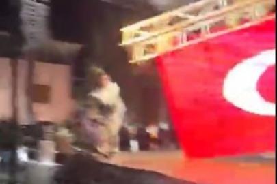 Zeybek oynamak için sahneye çıkan belediye başkanı saniyelerle kurtuldu... Sahnenin çökme anı kamerada