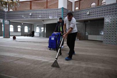 Zonguldak’ta camilerde Ramazan temizliği