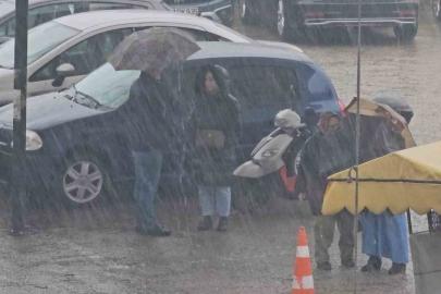 Zonguldak’ta sağanak yağış sürprizi: Hazırlıksız yakalananlar saçak altlarına sığındı
