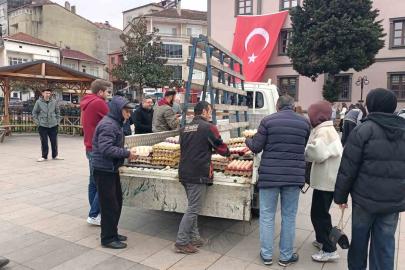 12 bin köy yumurtasını meydanda ücretsiz dağıttı