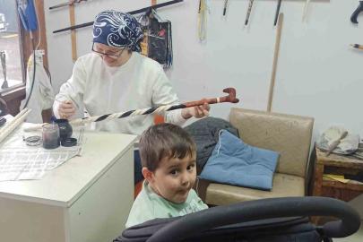 20 yıllık Fatime usta bir eliyle torun sallıyor, diğer eliyle dünyaca ünlü bastonlara şekil veriyor