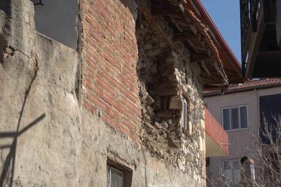 5.1 büyüklüğündeki depremin merkez üssü olan Buldan’daki eski yapılarda büyük hasarlar oluştu