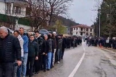 60 Yıllık Bayram geleneği: 1 kilometrelik bayramlaşma kuyruğu