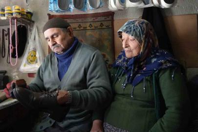 64 yıllık ayakkabı tamircisi, her sabah dükkanını eşiyle açıyor