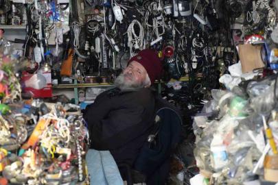 72 yaşındaki elektrik ustası, 25 yıldır biriktirdiği malzemelerle dükkanını adeta müzeye çevirdi