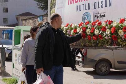 8 Mart’ta Kestel çiçek açtı...Kadınlar için bilboardların altına çiçek bırakıldı