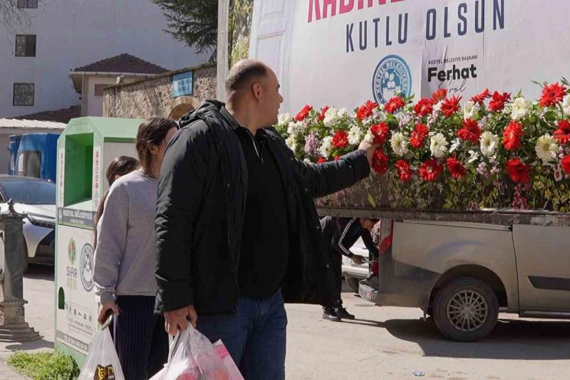 8 Mart’ta Kestel çiçek açtı...Kadınlar için bilboardların altına çiçek bırakıldı