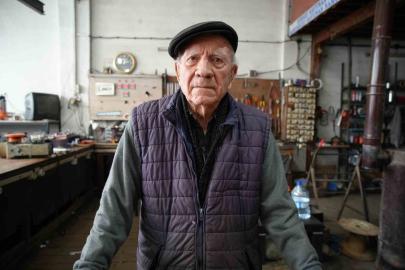 88’lik usta gençlere taş çıkarıyor