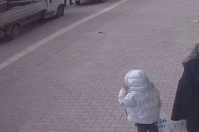 Açılan araç kapısı kazaya neden oldu