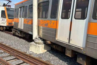 Adana’da raydan çıkan metro vagonu direğe çarptı