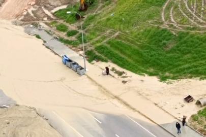 Adana’da yağmur hayatı felç etti: Dereler taştı, yollar göle döndü