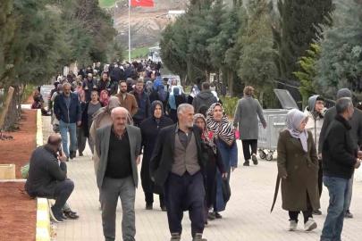 Adıyaman’da deprem şehitliğine bayram ziyareti