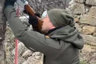 Ağaca takılan dronu tüfekle dala ateş ederek kurtardılar