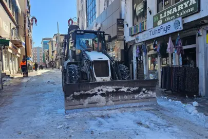 Ağrı'da karla mücadele sürüyor