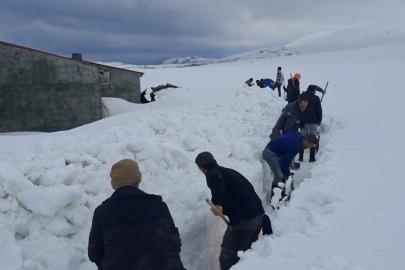 Ağrı’da köylüler sel riskine karşı karı kürekle yararak su yolu açtı