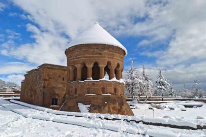 Ahlat’ta tarih beyaza büründü