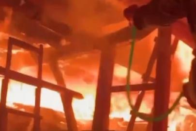 Ahşap ev alev topuna döndü