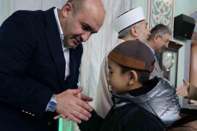 AK Parti İl Başkanı Gürhan Albayrak, Reşadiye Camii’nde vatandaşlarla bayramlaştı