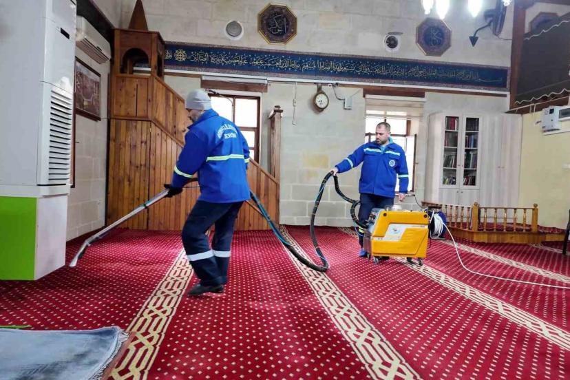 Akdeniz’de bayram öncesi camilerde yoğun temizlik mesaisi