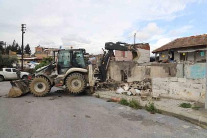 Akdeniz’de tehlike saçan metruk yapılar yıkılıyor