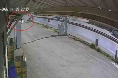 Akıl almaz kaza: Otomobil prefabrik iş yerlerinin içinden geçti