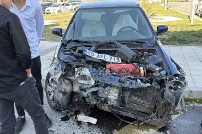 Aksaray’da iki otomobil çarpıştı: 2 yaralı
