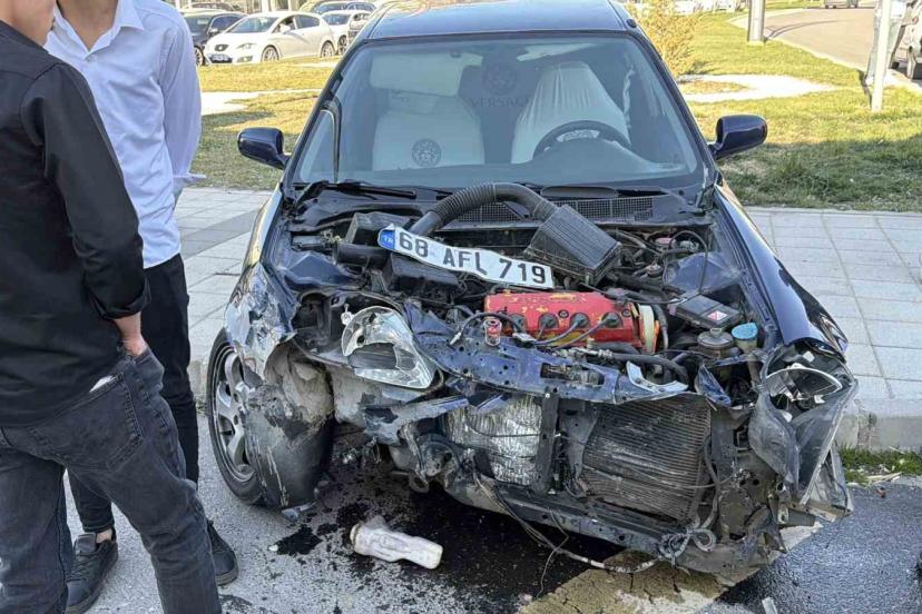 Aksaray’da iki otomobil çarpıştı: 2 yaralı