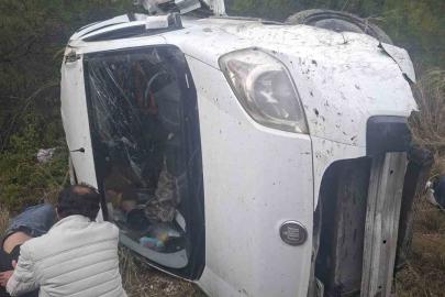 Akseki-Manavgat Karayolunda hafif ticari araç şarampole devrildi: 1’i ağır 6 yaralı