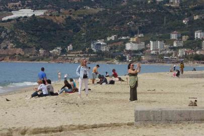Alanya’da bayram arifesinde hava sıcaklığı 20 dereceye ulaştı, tatilciler soluğu sahilde aldı