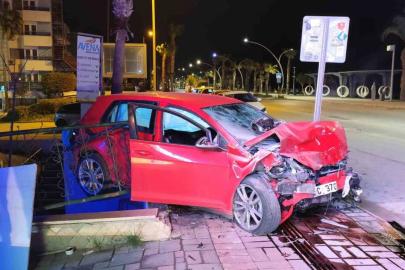 Alanya’da iki otomobil çarpıştı: 3 yaralı