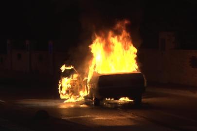 Alev topuna dönen Tofaş’tan geriye demir yığını kaldı
