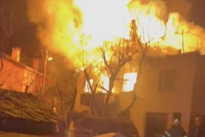 Alevlere teslim olan iki katlı ev kullanılmaz hale geldi