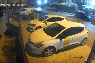 Alevlere teslim olan otomobil dakikalarca böyle yandı