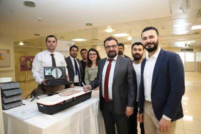 Algoloji uzmanları İzmir’de buluştu; ağrı pili uygulamasını akıllı gözlükle anlık olarak izledi