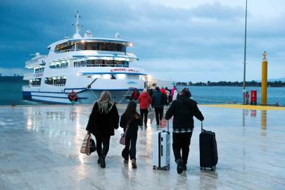 Aliaport Deniz Yolcu İskelesi’nde ilk sefer yapıldı