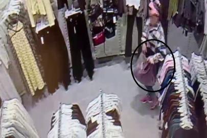Alışveriş merkezinde çocuğunun yanında hırsızlık yapan kadın kamerada
