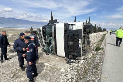 Alkollü sürücünün kullandığı tır yan yattı: 1 yaralı
