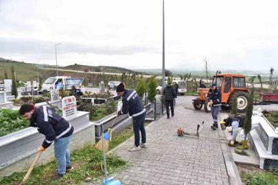 Altıeylül’de bayram öncesi mezarlıklarda yoğun mesai