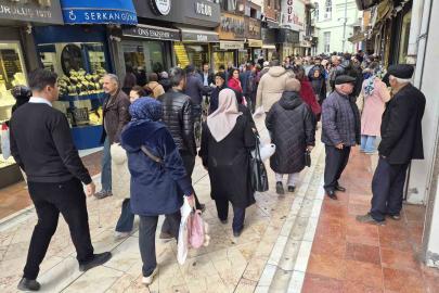 Altın fiyatları düşünce vatandaşlar kuyumculara akın etti